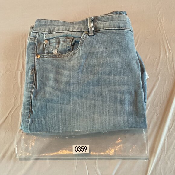 NWOT Torrid Boyfriend Straight Vintage Stretch Distressed Ripped Jeans 22R Light - Picture 11 of 12